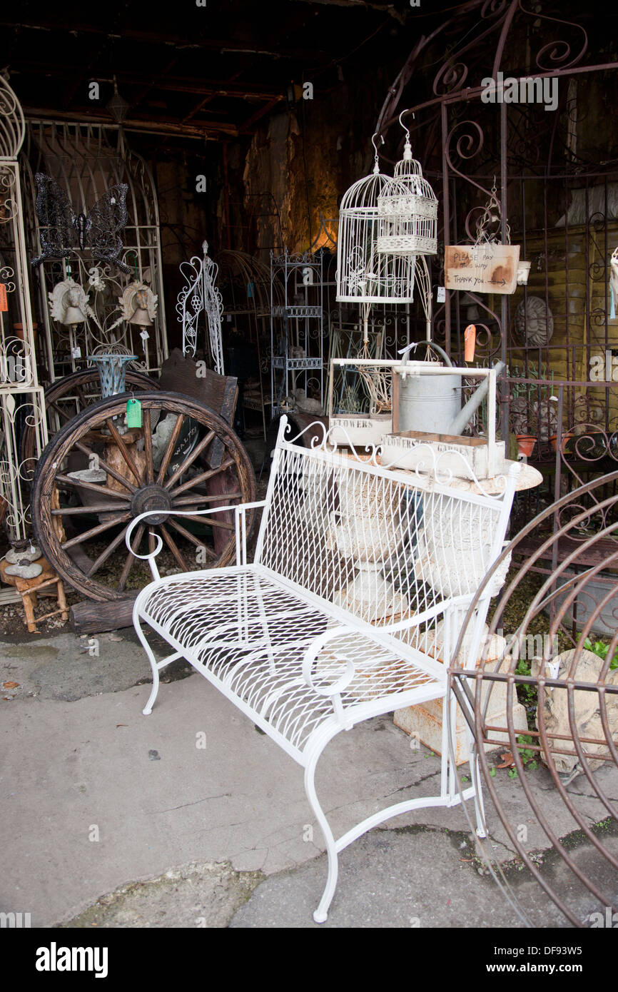 Vintage mobilier de jardin sur l'affichage, l'abbaye de meubles, Walcot Street, Bath, Angleterre Banque D'Images