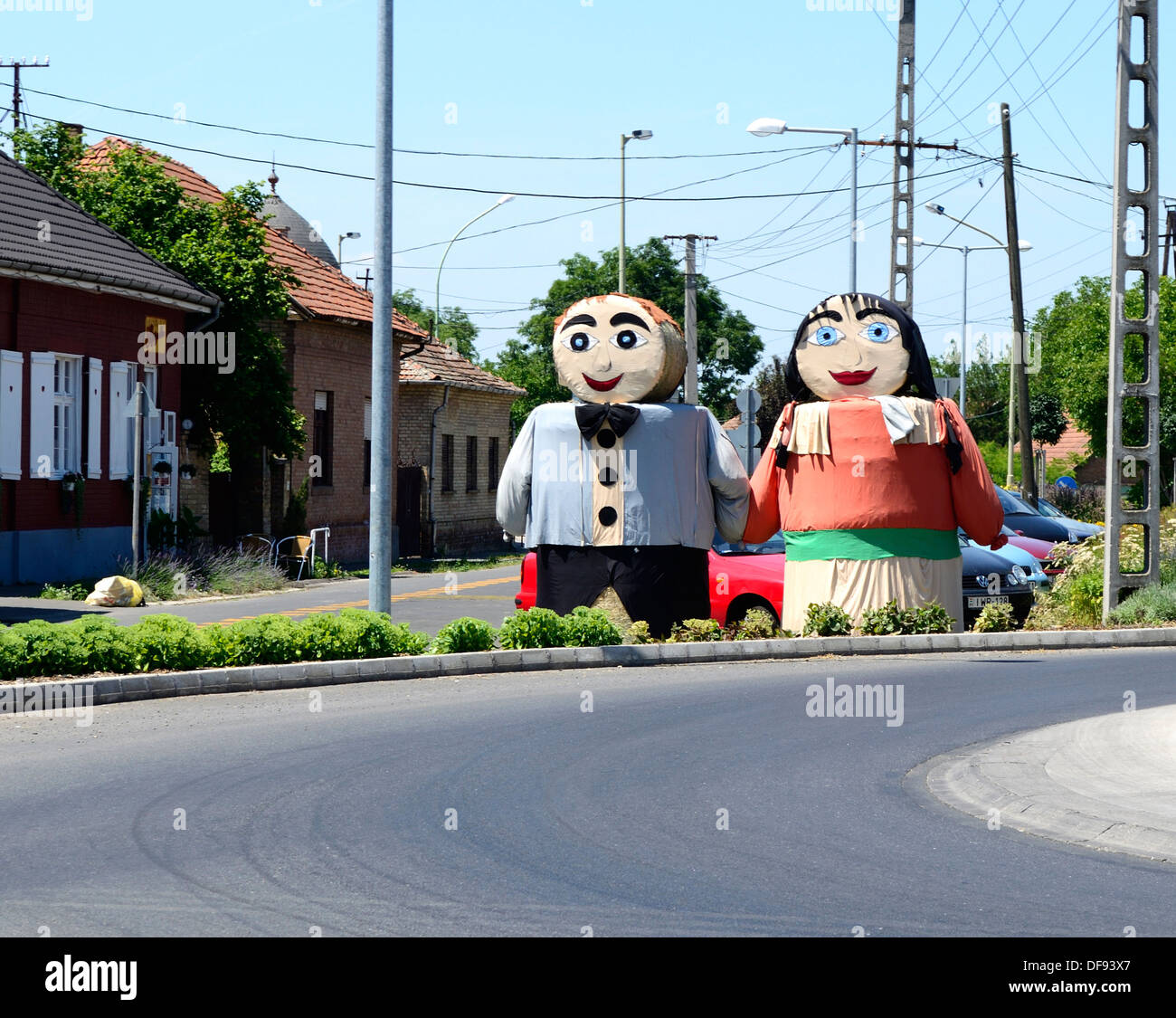 Les chiffres de drôles de bottes de paille dans la rue inviter à Szoreg rose festival près de Szeged en Hongrie Banque D'Images