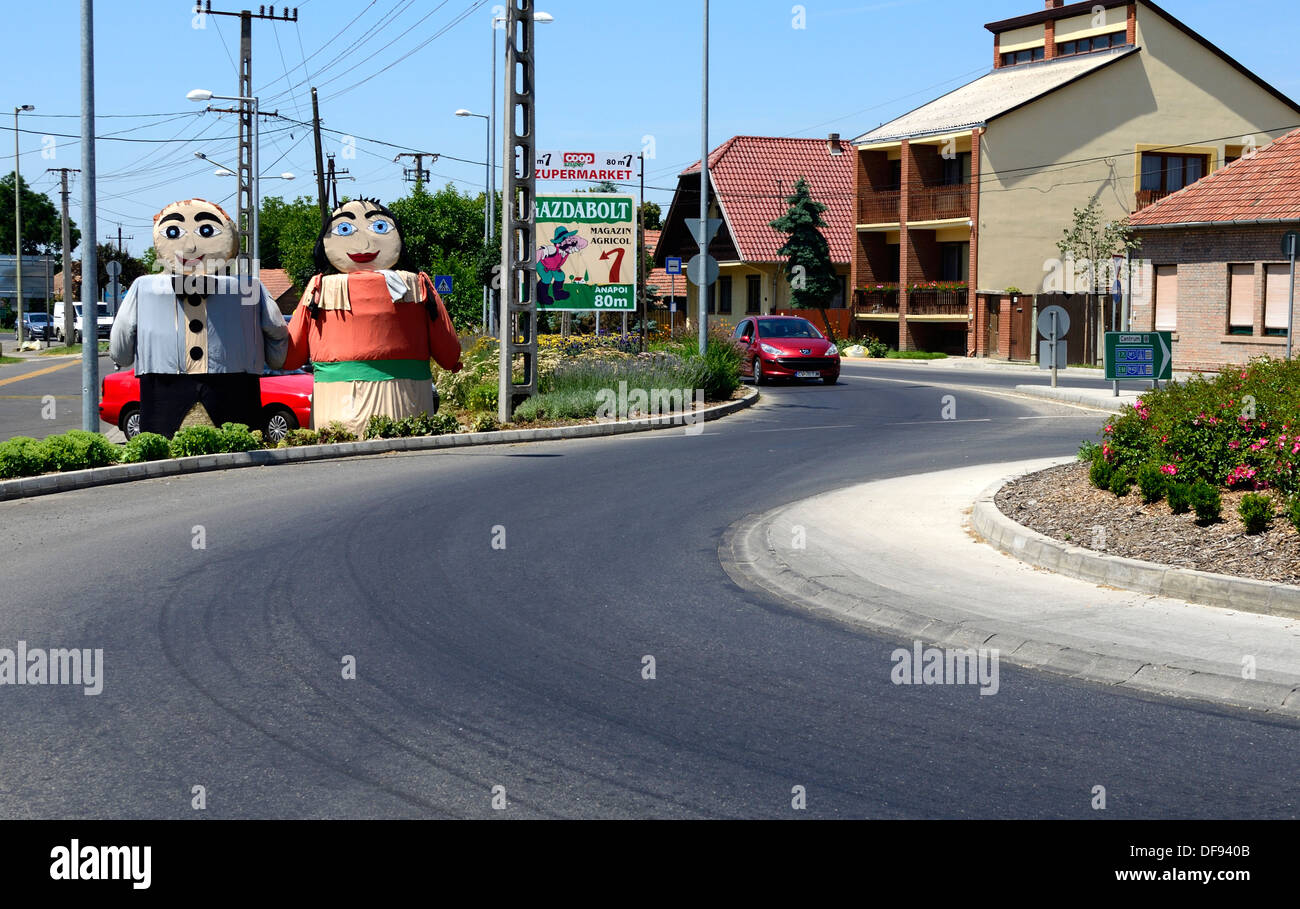 Les chiffres de drôles de bottes de paille dans la rue inviter à Szoreg rose festival près de Szeged en Hongrie Banque D'Images