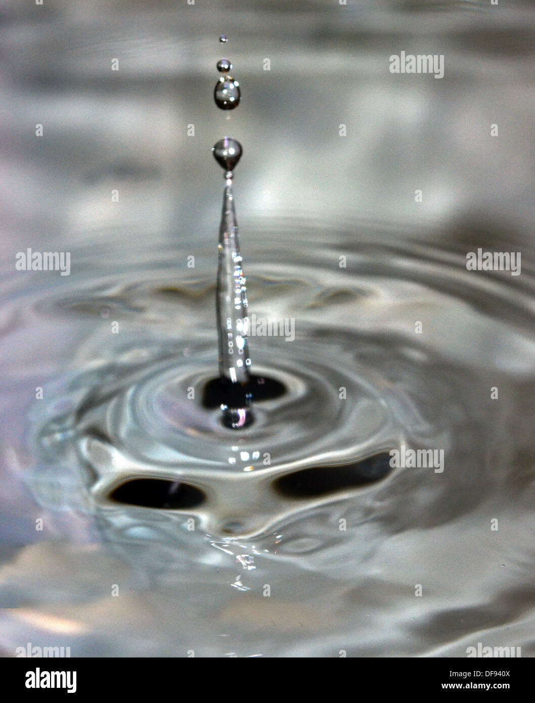 Figé dans le temps les gouttes et éclaboussures d'eau Banque D'Images