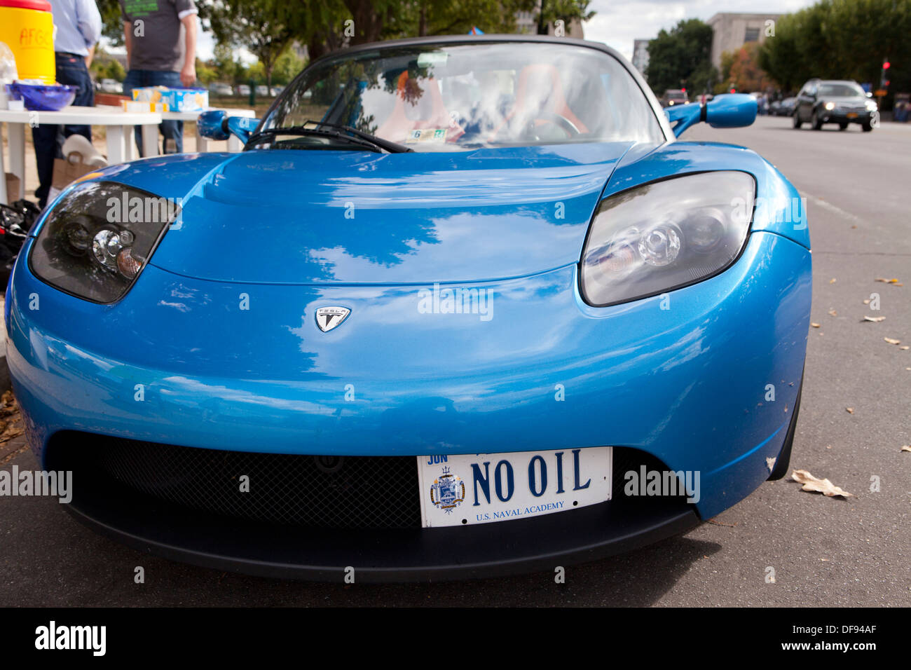 Voiture électrique Tesla Roadster avec 'non' d'huile la plaque de licence - USA Banque D'Images