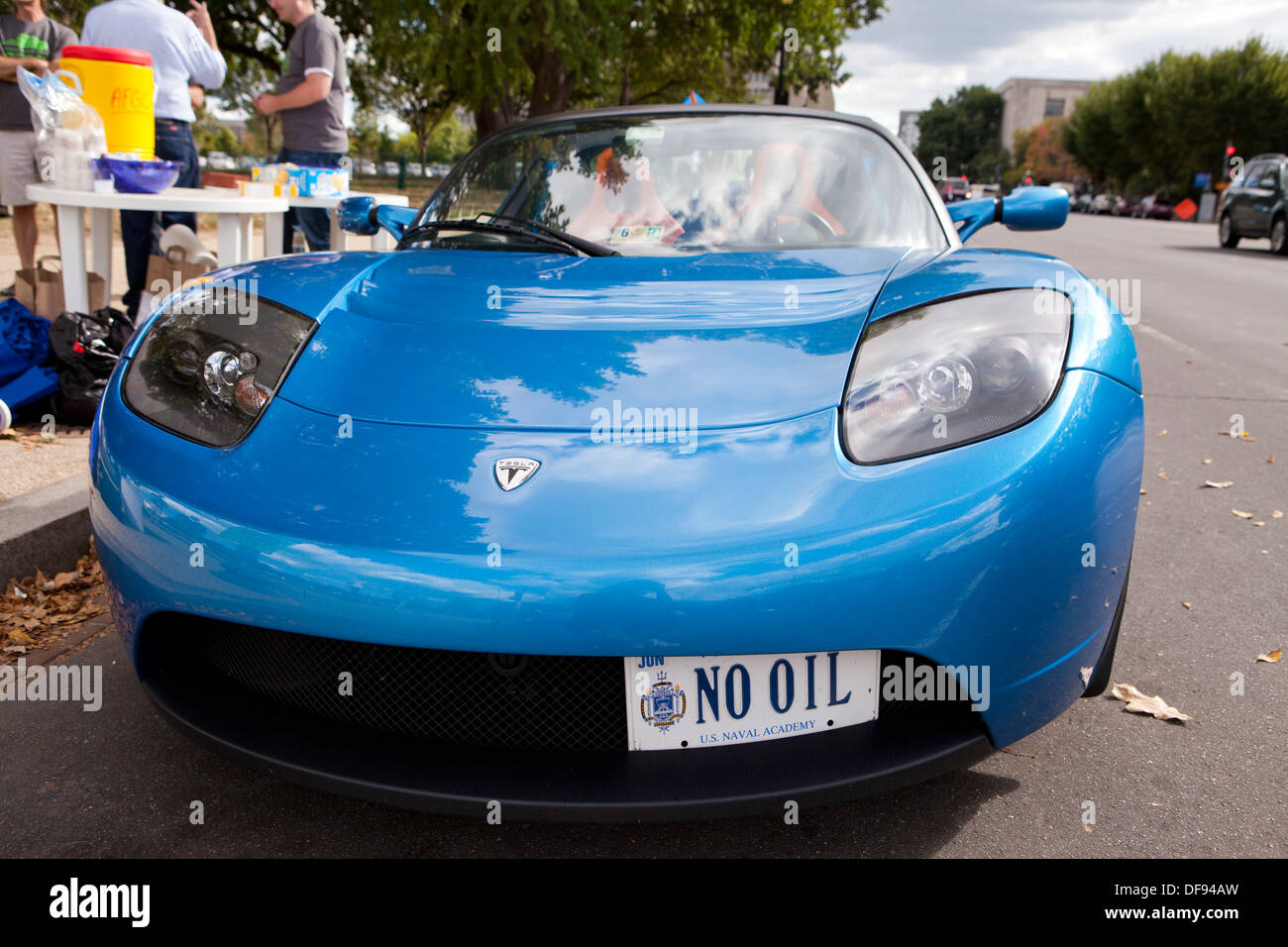 Voiture électrique Tesla Roadster avec 'non' d'huile la plaque de licence - USA Banque D'Images