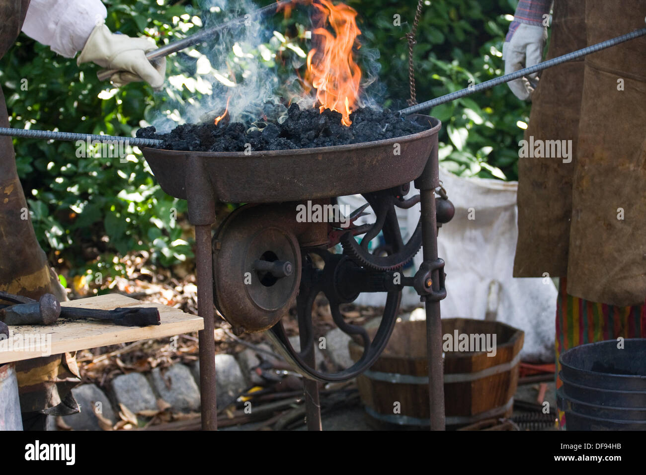 New York USA 29 septembre 2013. Fête médiévale de Fort Tryon Park. Chauffage forgeron metal dans une forge à la Fête médiévale de Fort Tryon Park dans le quartier d'Inwood de NYC. Crédit : Anthony Pleva/Alamy Live News Banque D'Images