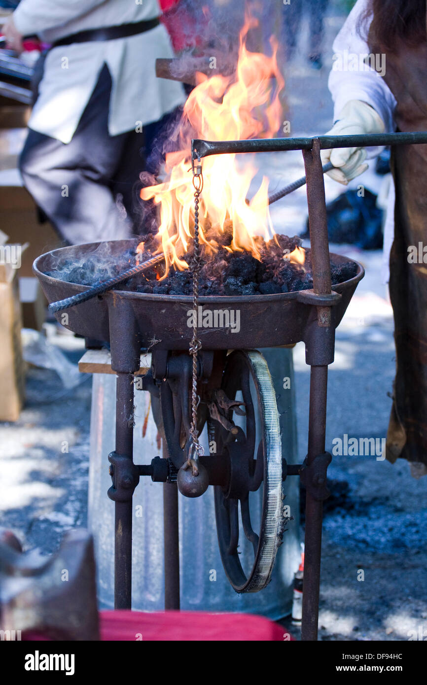 New York USA 29 septembre 2013. Fête médiévale de Fort Tryon Park. Chauffage forgeron metal dans une forge à la Fête médiévale de Fort Tryon Park dans le quartier d'Inwood de NYC. Crédit : Anthony Pleva/Alamy Live News Banque D'Images