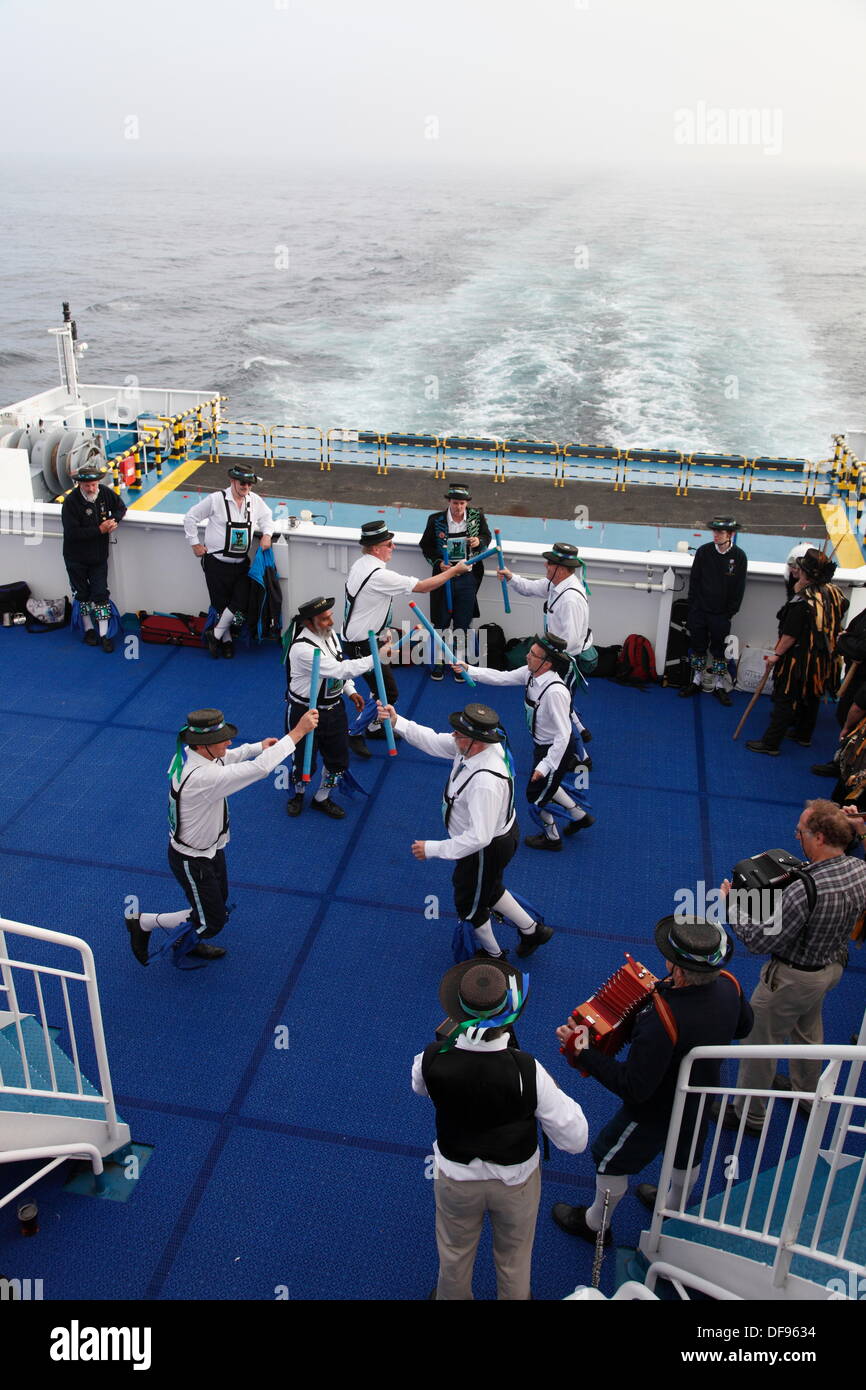 Manche. 29 septembre 2013. Sur Brittany Ferries au milieu de l'Armorique Channel. Plymouth Morris Dancers effectuer sur le pont returing à partir de la 50e anniversaire de l'événement de jumelage entre Plymouth Uk et Brest Bretagne France. © Anthony Collins/Alamy Live News Banque D'Images