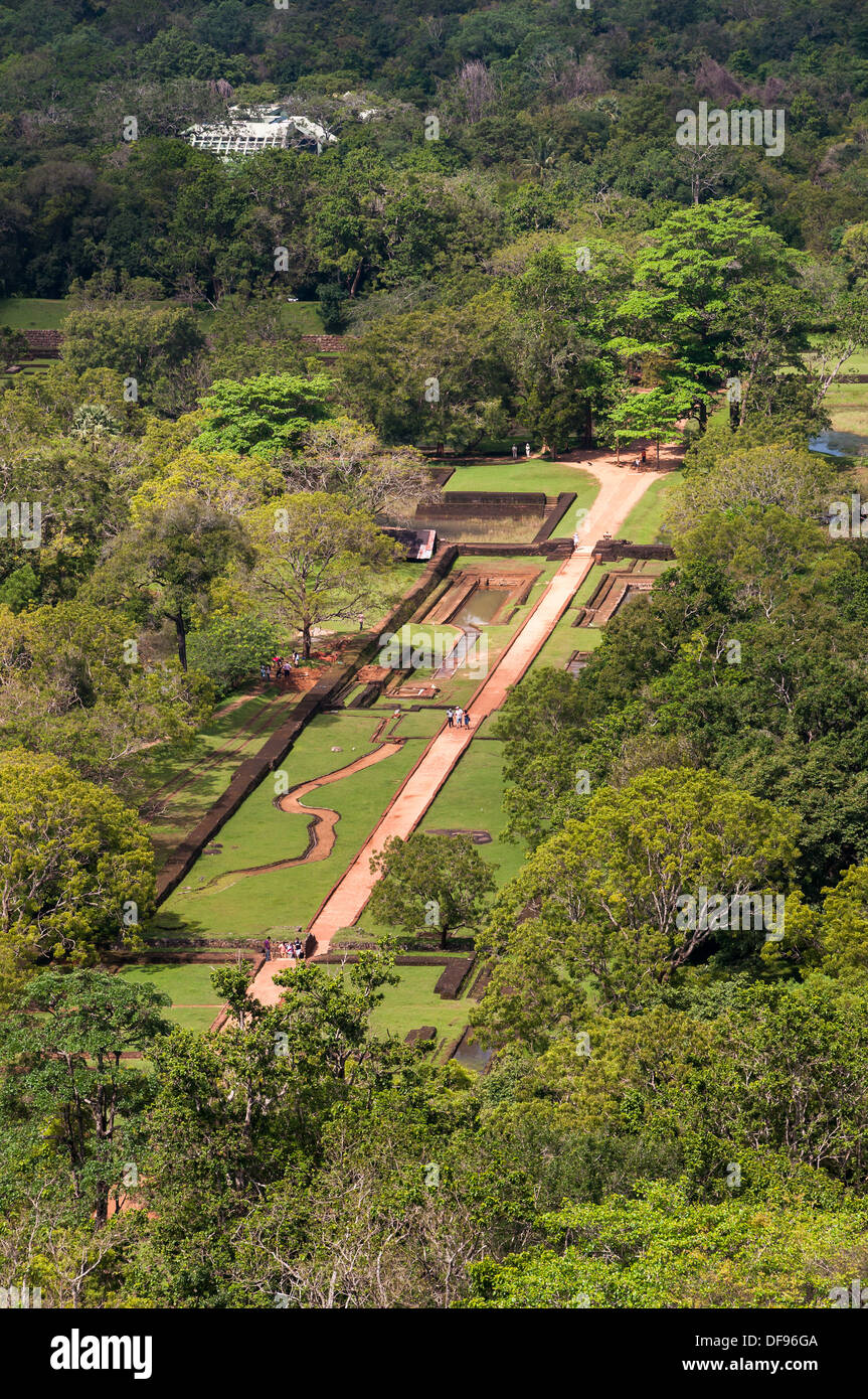 Les jardins de Sigiriya - la plus ancienne des jardins historiques en Asie. Vue depuis le sommet du rocher de Sigiriya. Banque D'Images