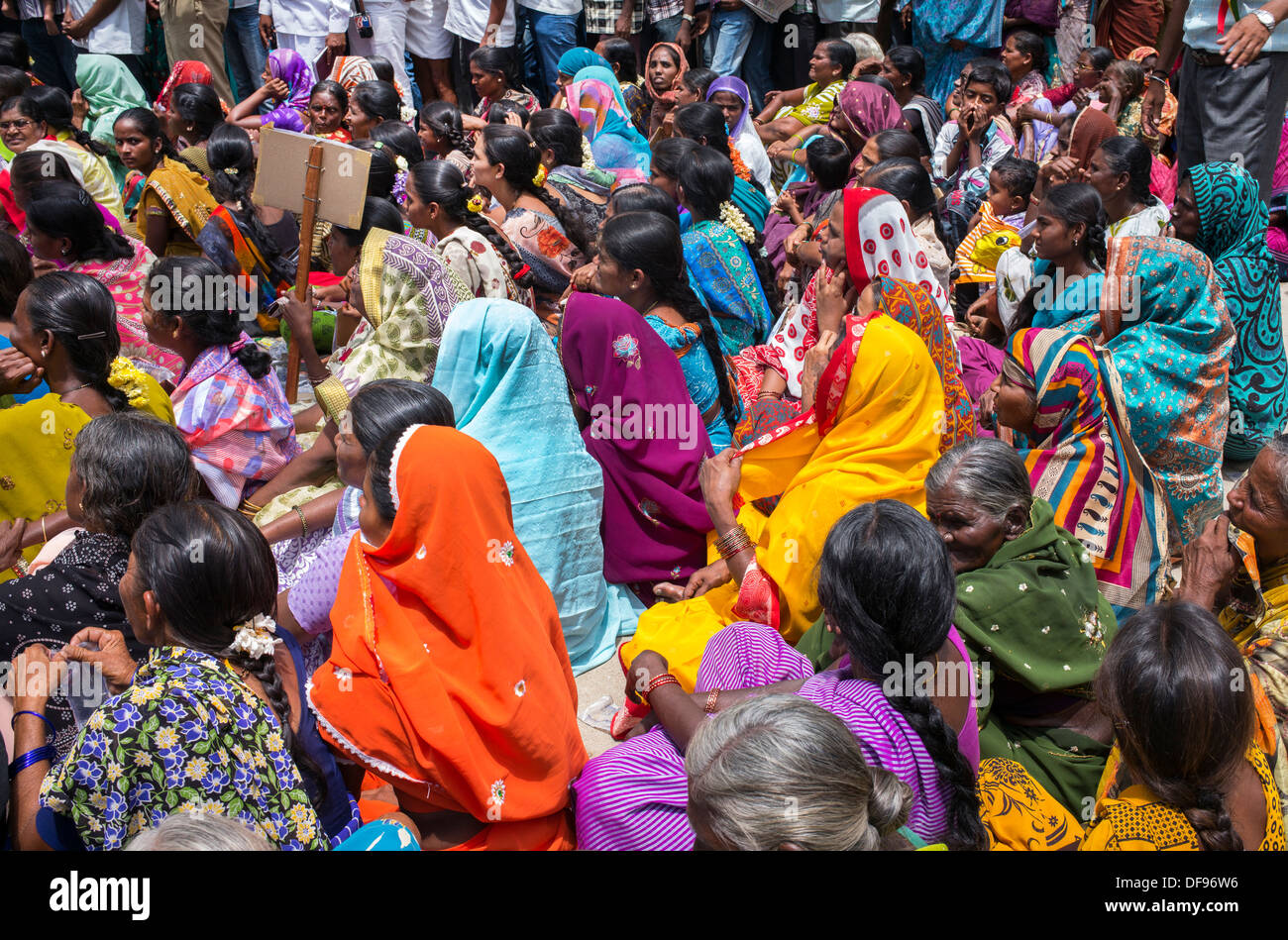 Les femmes indiennes à un meeting de protestation contre l'encontre de la création du nouvel état de Telangana. Puttaparthi, Andhra Pradesh, Inde Banque D'Images