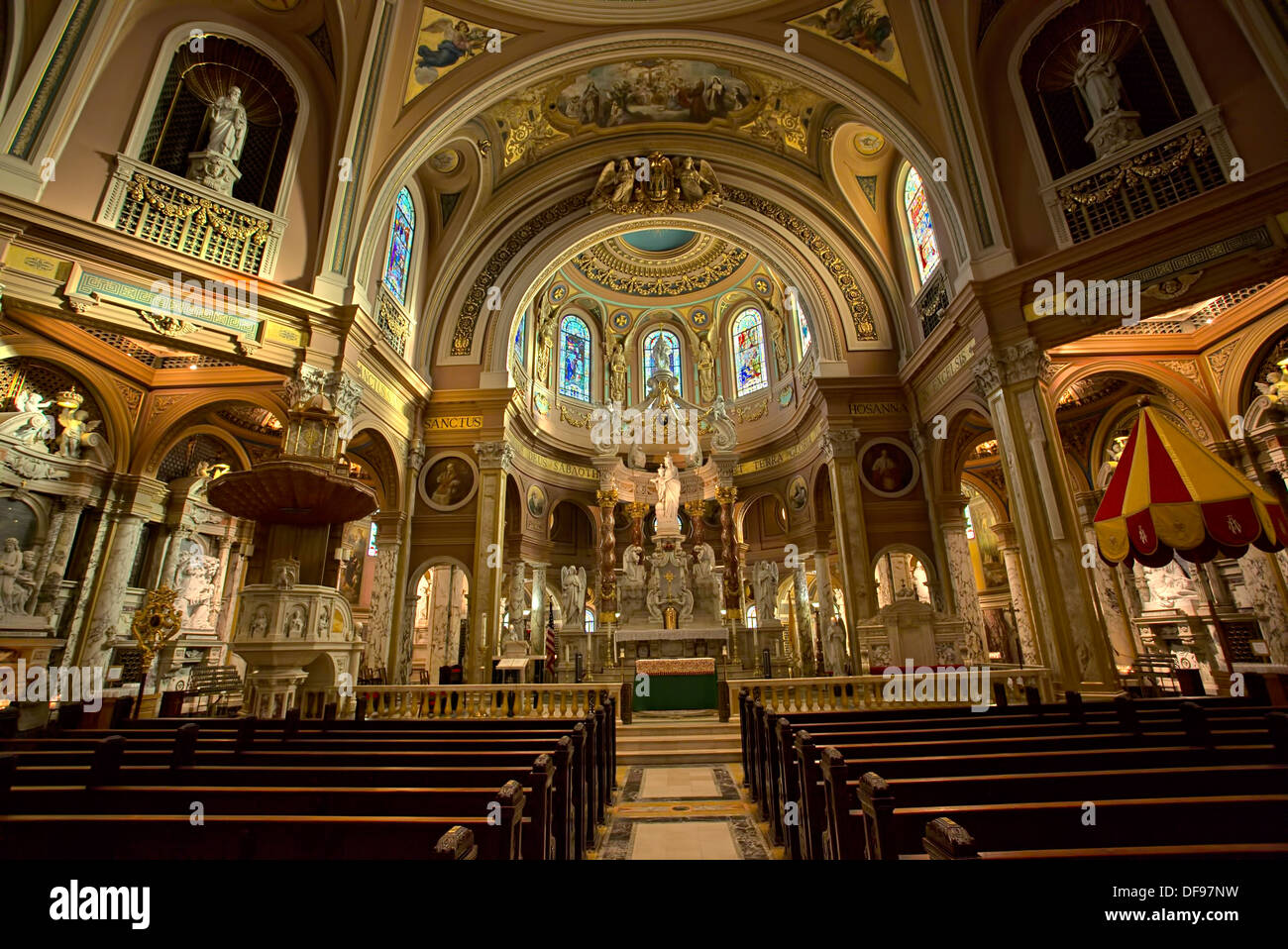 Intérieur de la Basilique Notre Dame de la victoire est une église paroissiale catholique et sanctuaire national dans la région de Lackawanna, New York Banque D'Images