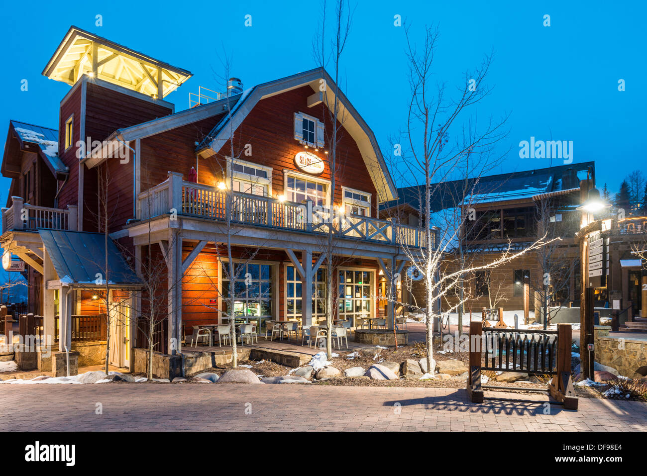Slice-Red Pizzeria Grange au crépuscule, Village de base, hiver, ski Snowmass, dans le Colorado. Banque D'Images