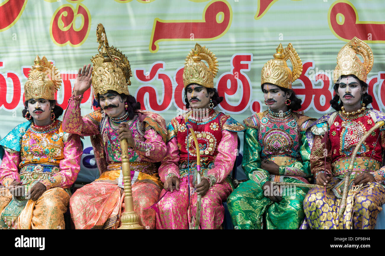 Les hommes indiens habillés comme des dieux indiens au rallye. Puttaparthi, Andhra Pradesh, Inde Banque D'Images