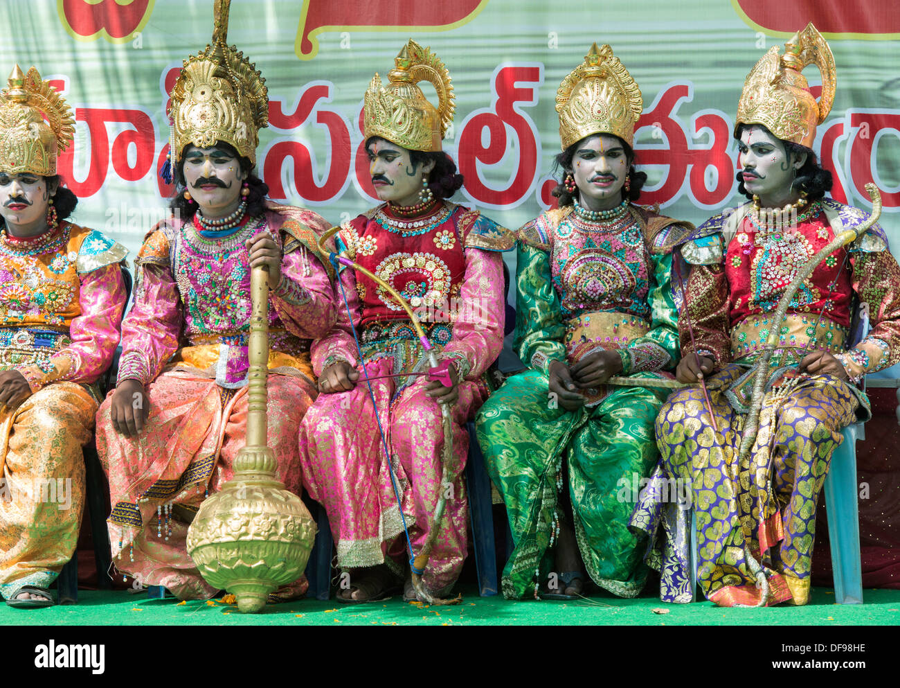 Les hommes indiens habillés comme des dieux indiens au rallye. Puttaparthi, Andhra Pradesh, Inde Banque D'Images