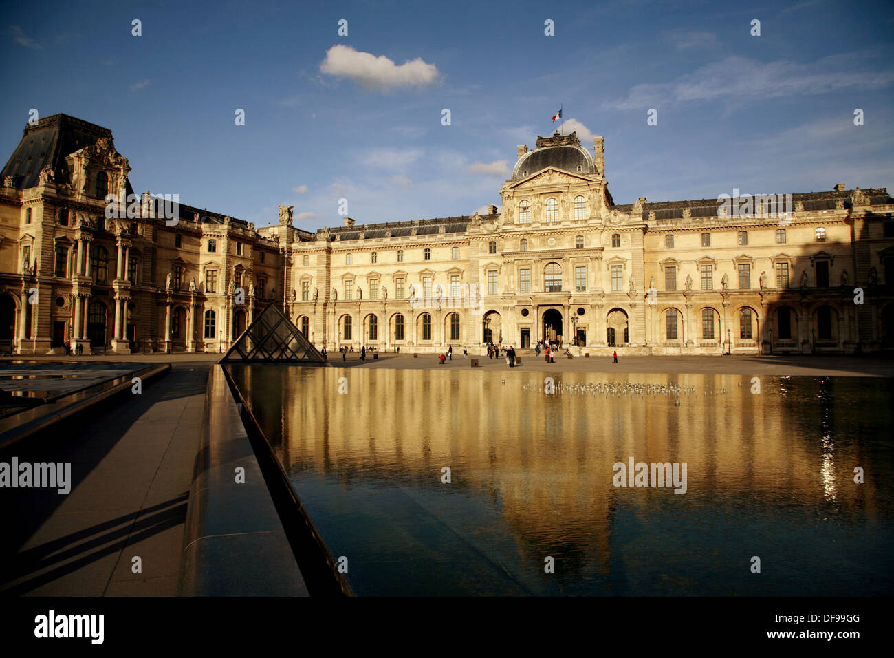 Aile sully du musée du louvre Banque de photographies et d’images à
