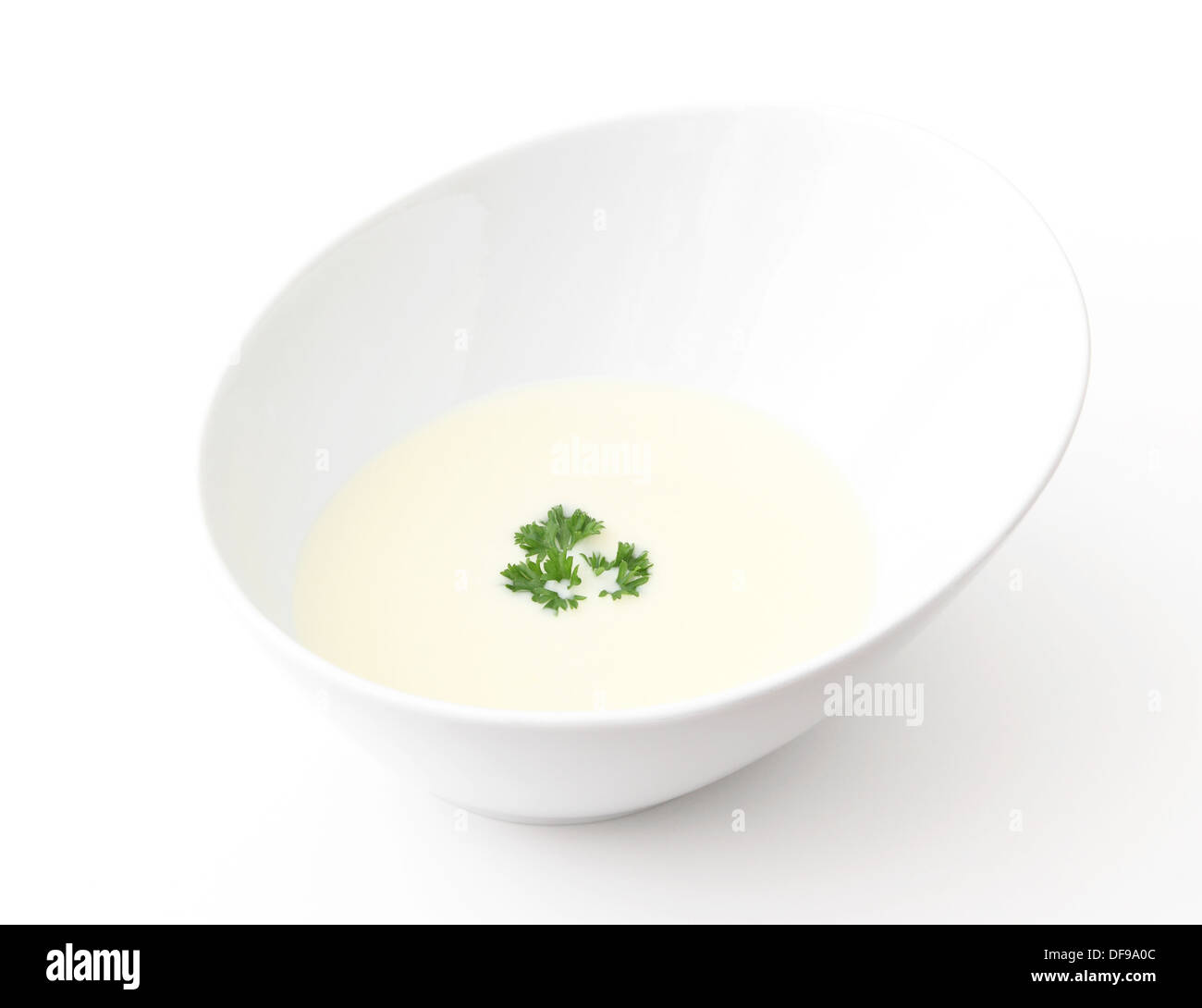 Un bol de soupe crème de chou-fleur isolé sur un fond blanc. Banque D'Images Un bol de soupe crème de chou-fleur isolé sur un fond blanc. Banque D'Images