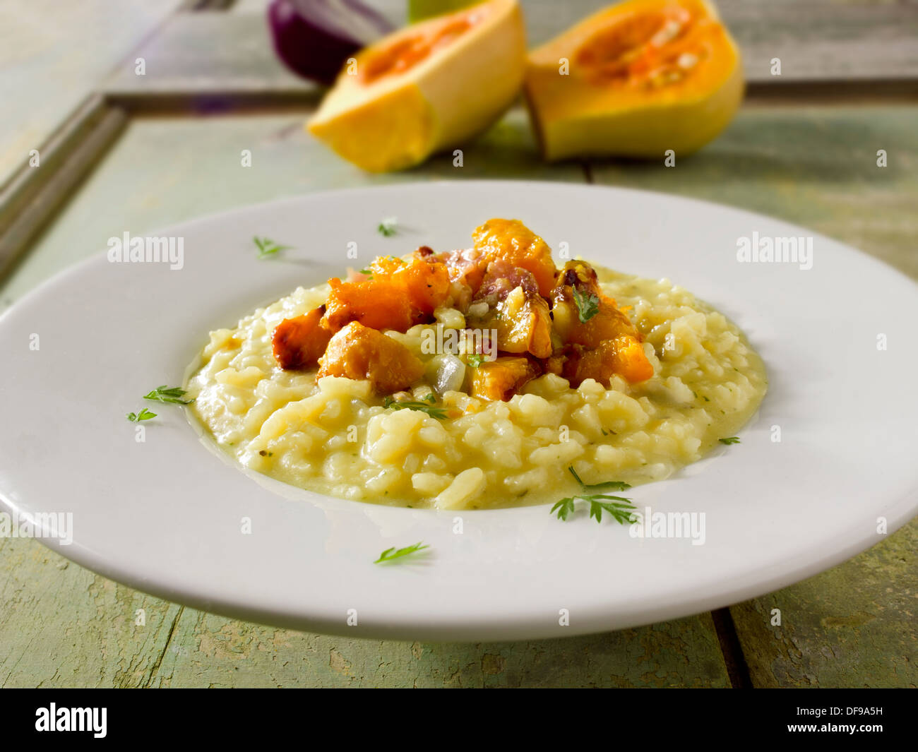 Courge Butternut rôti risotto safrané sur Banque D'Images