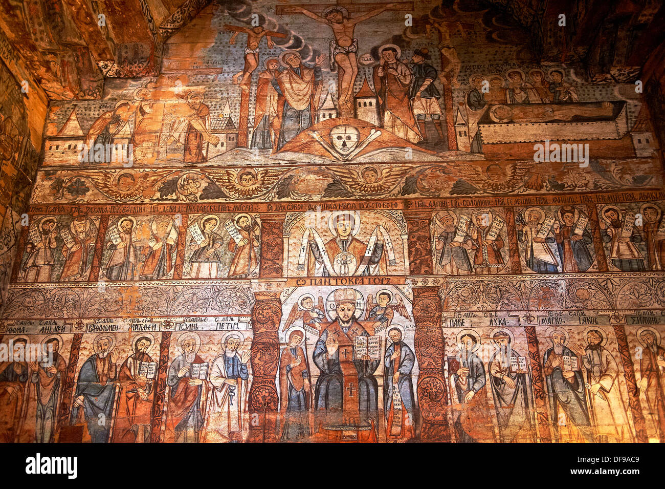 Christian folk naïve des fresques à l'intérieur de l'Église Orthodoxe l'Église sur la Colline, Maramures, dans le Nord de la Transylvanie, Roumanie Banque D'Images