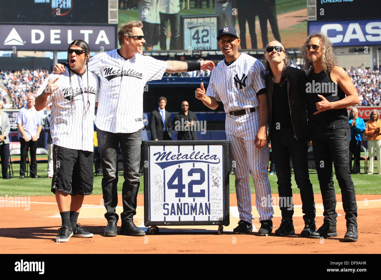 Mariano Rivera (Yankee), le 22 septembre 2013 - MLB : Mariano Rivera de la Nouvelle York Yankee est présenté avec une enceinte par le groupe Metallica au cours de sa retraite avant la cérémonie de la Major League Baseball match contre les Giants de San Francisco au Yankee Stadium dans le Bronx, New York, United States. (Photo de Thomas Anderson/AFLO) (journal japonais) <br >(de gauche à droite) Robert Trujillo, James Hetfield, Mariano Rivera, Lars Ulrich et Kirk Hammett Banque D'Images