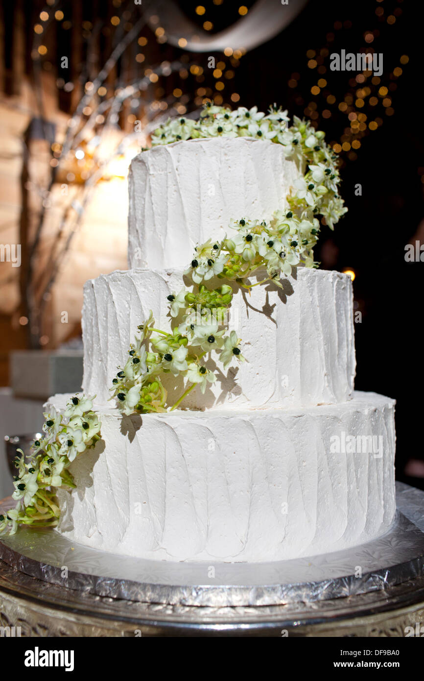 Un Gateau De Mariage A Trois Etages Decorees De Fleurs Photo Stock Alamy