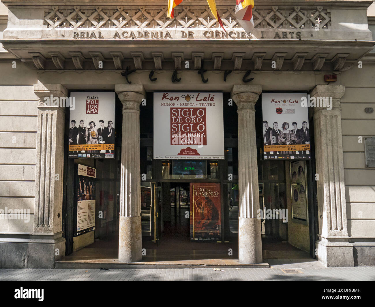 BARCELONE, ESPAGNE - 12 SEPTEMBRE 2013 : entrée à l'Académie royale des sciences et des arts de Barcelone Banque D'Images