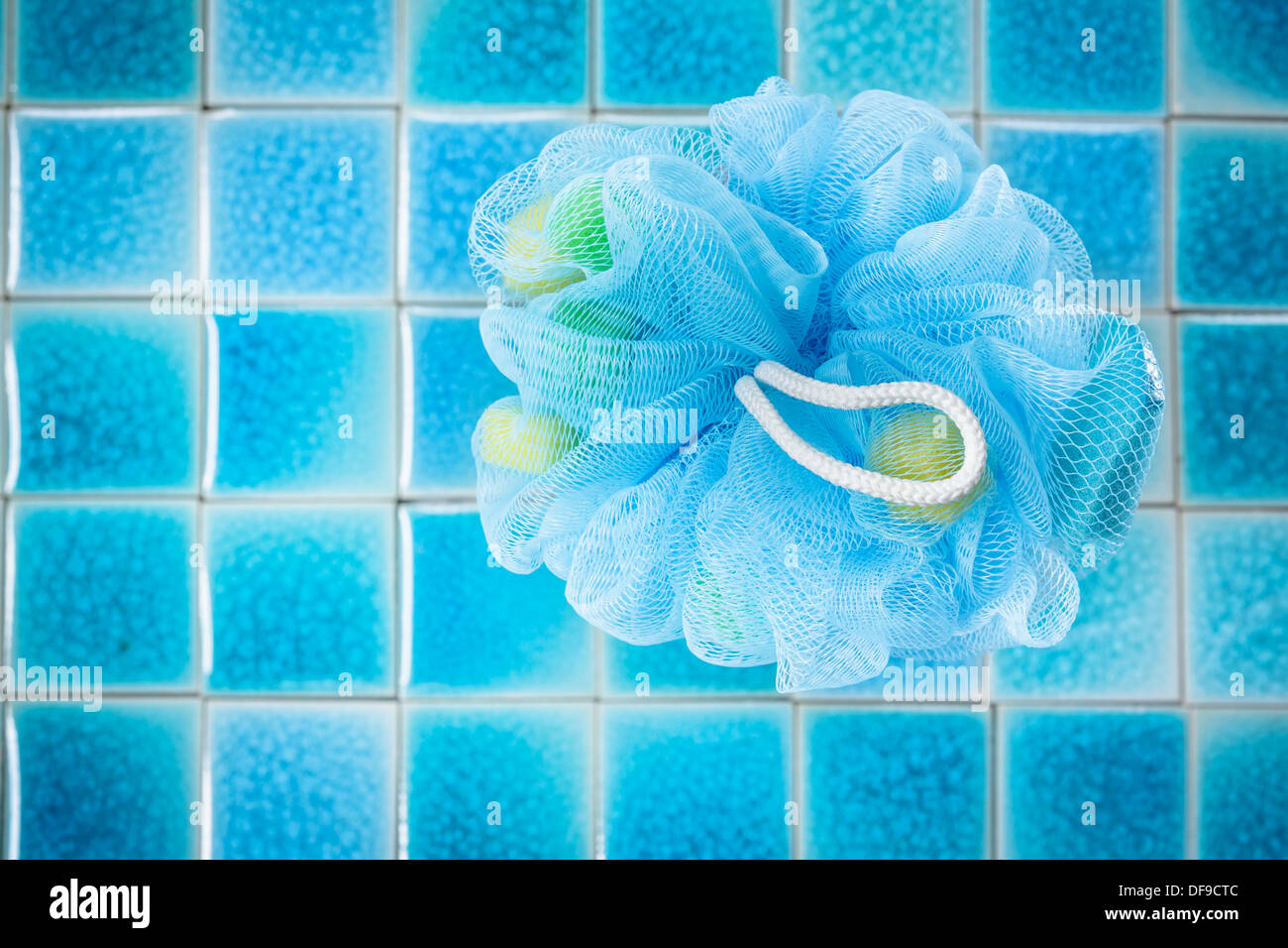 Baignoire bleu doux ou une éponge de bouffée sur fond de carreaux bleus Banque D'Images