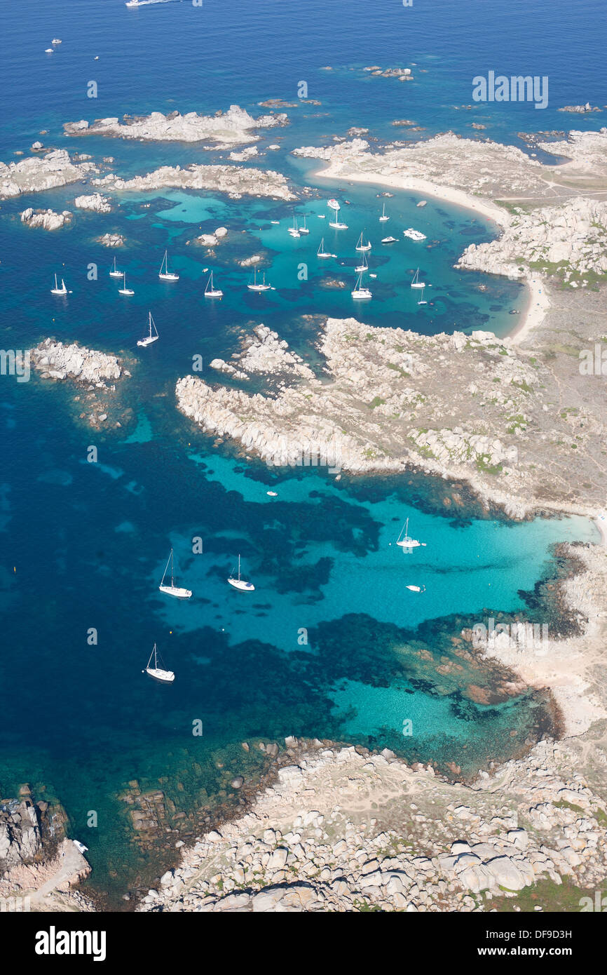 VUE AÉRIENNE.Les ancrages de Cala di ghiuncu (le plus proche) et de cala lazarina (le plus éloigné).Île Lavezzi, Bonifacio, Corse, France. Banque D'Images