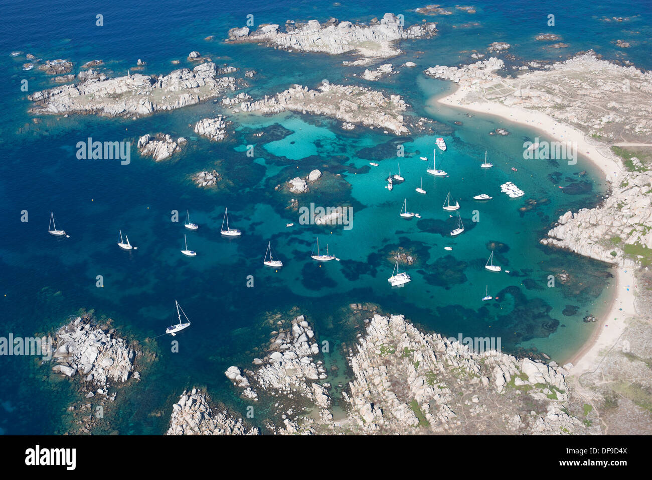 VUE AÉRIENNE.Yachts ancrés dans la baie d'azur de Cala Lazarina.Île Lavezzi, Bonifacio, Corse, France. Banque D'Images