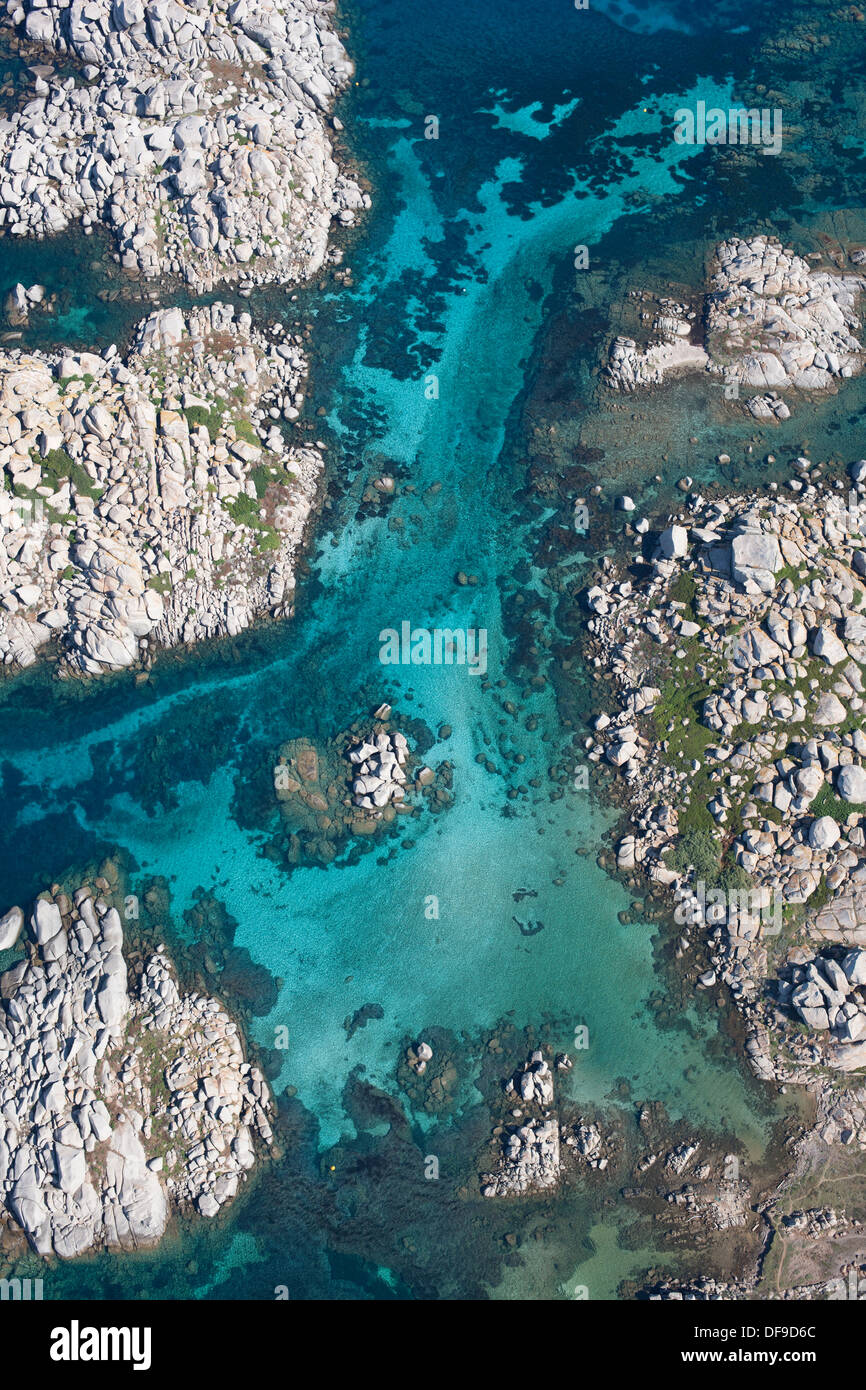 VUE AÉRIENNE VERTICALE.Eaux d'azur et roches granitiques blanches.Île Lavezzi, Bonifacio, Corse, France. Banque D'Images