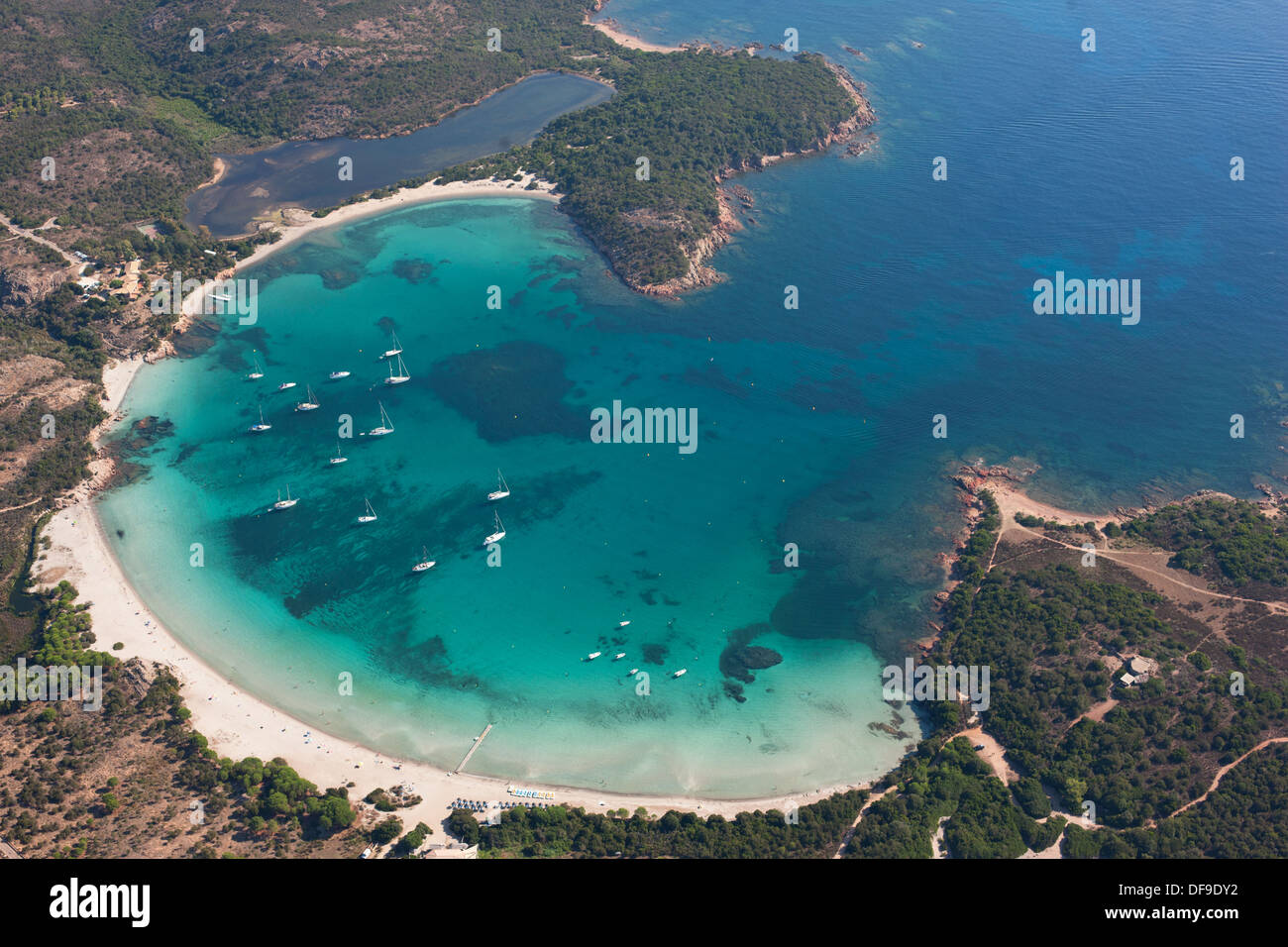VUE AÉRIENNE.Baie avec une forme semi-circulaire parfaite et un bleu étonnant.Golfe de Rondinara, Bonifacio, Corse, France. Banque D'Images