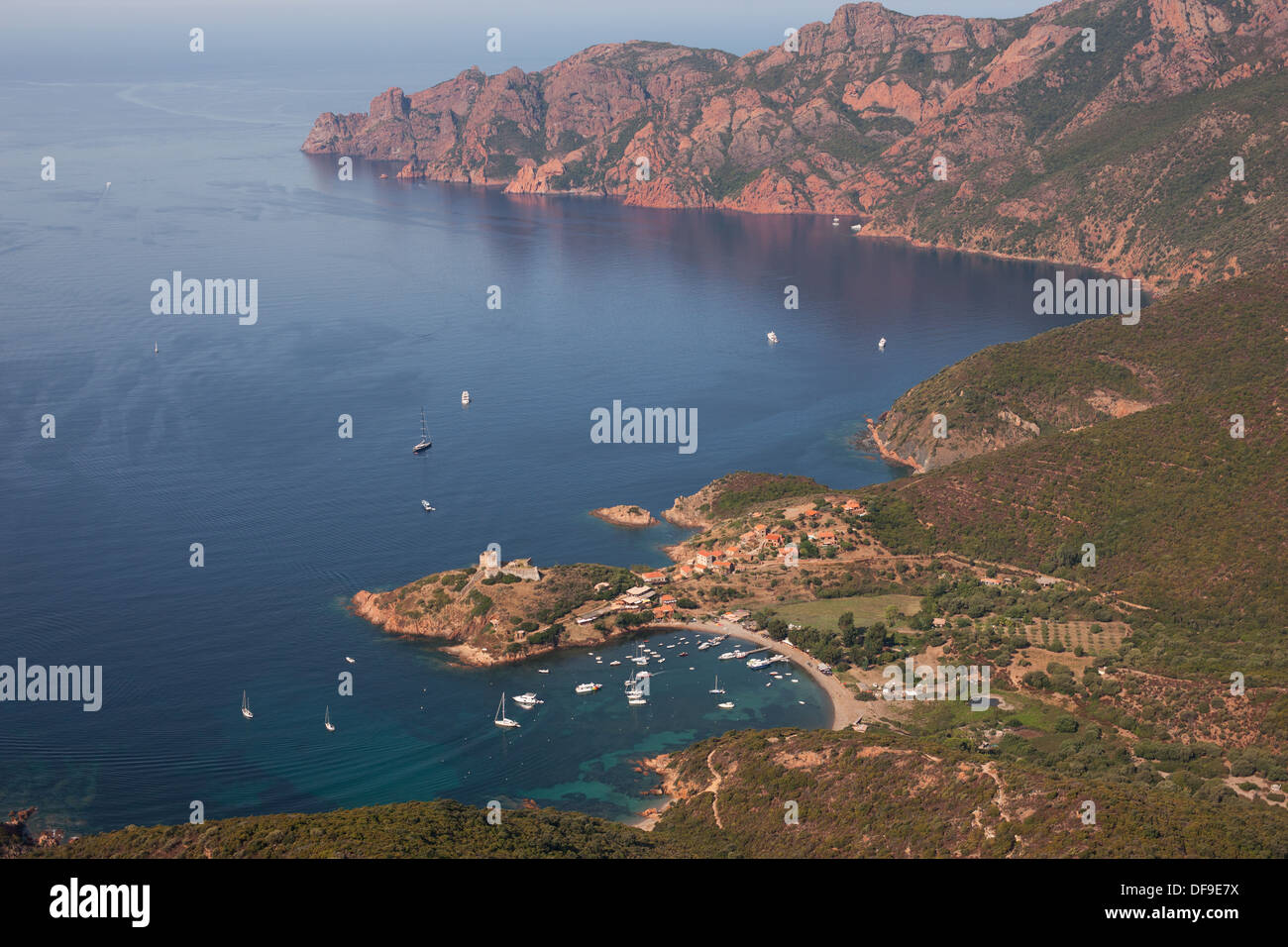 VUE AÉRIENNE.Village sans voiture de Girolata avec sa tour génoise, et
