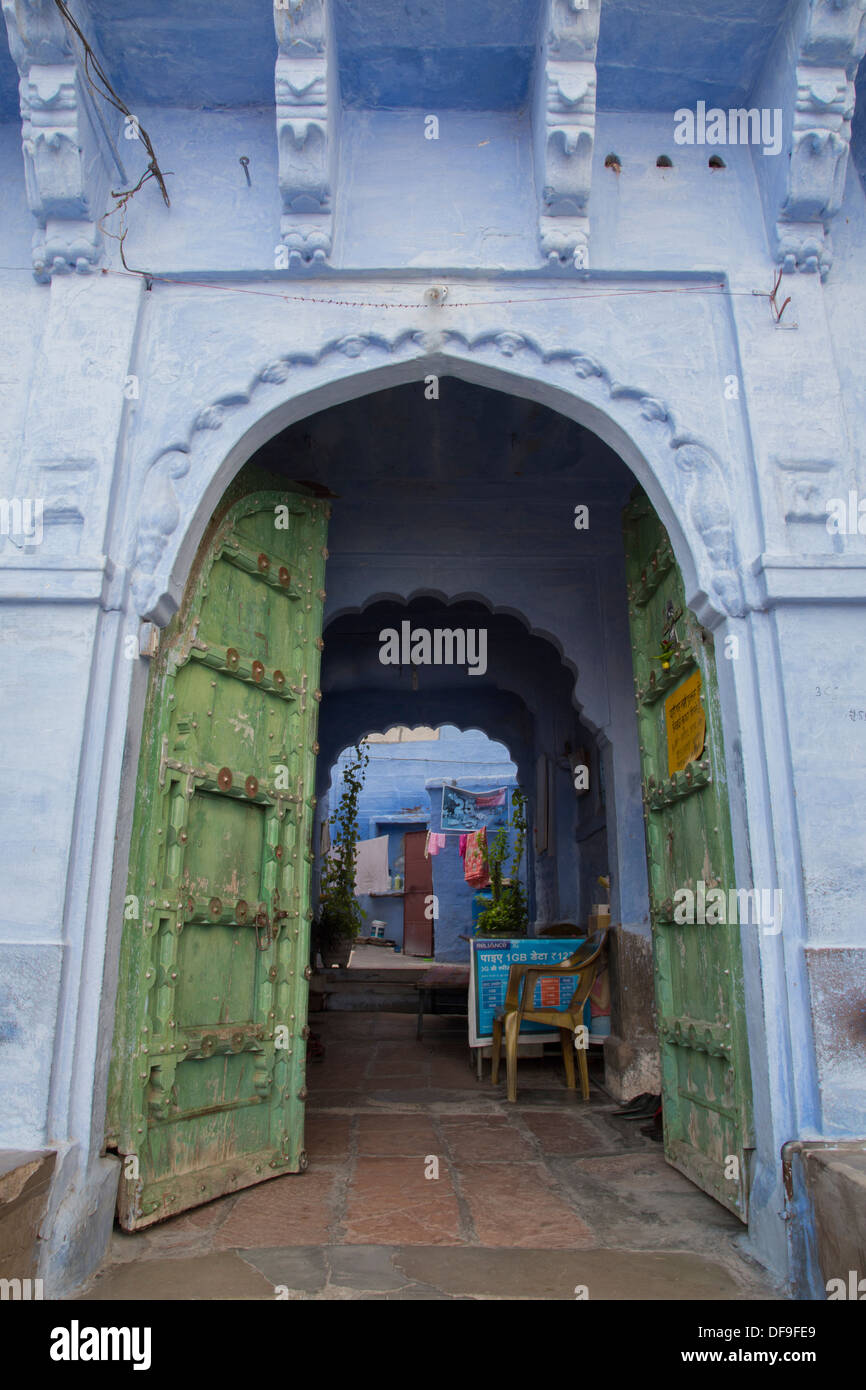 Jodhpur est souvent qualifiée de "ville bleue" en raison de la maisons peintes en bleu vif autour du Fort Mehrangarh. Banque D'Images