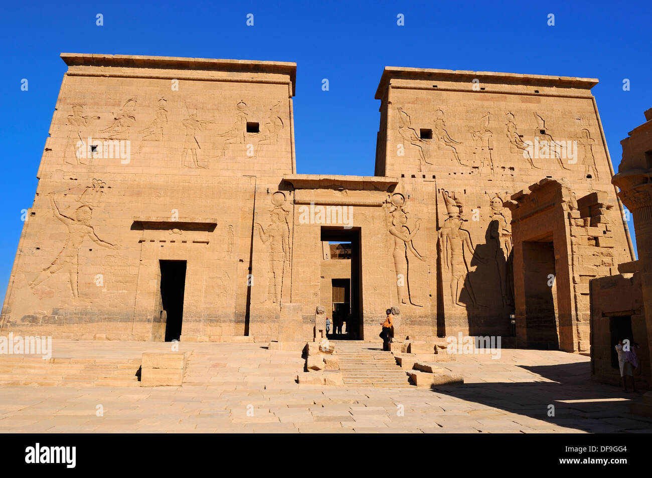 Premier pylône du Temple d'Isis avec la porte de Ptolémée II - droit sur  l'île de Philae, Aswan, Égypte Photo Stock - Alamy