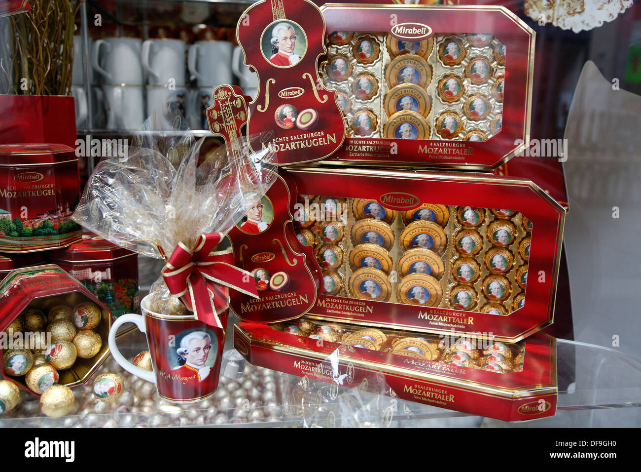Boutique de souvenirs avec des Mozartkugeln Mozart, boules de chocolat,  Vienne, Autriche, Europe Photo Stock - Alamy