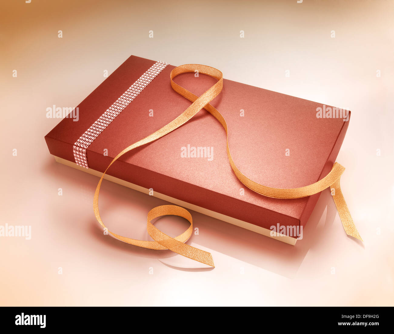 Boîte cadeau couleur rouge avec boucle. Concept de Noël Banque D'Images