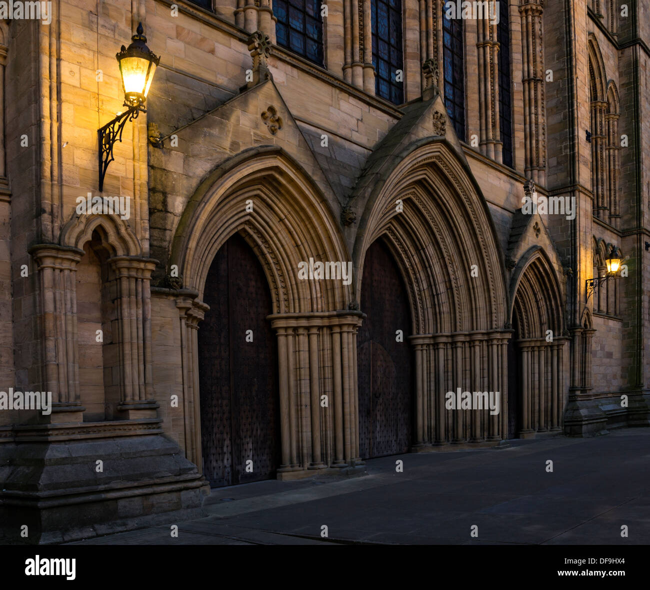 La porte ouest de la cathédrale de Ripon dans la nuit. Banque D'Images
