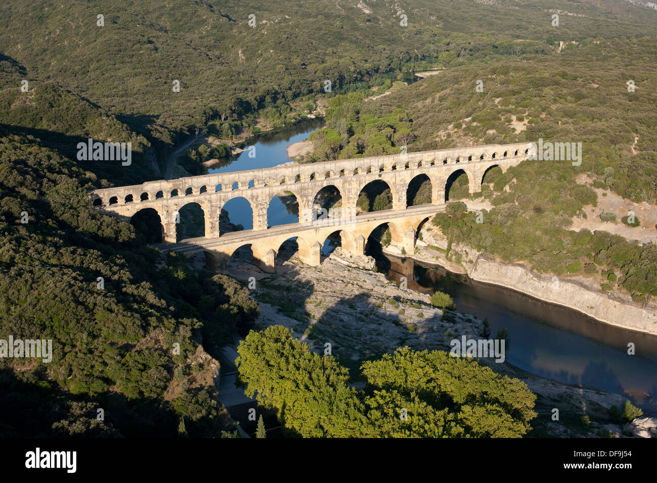 VUE AÉRIENNE.Pont d'aqueduc romain au-dessus de la rivière Gard (aussi appelée Gardon).Sur la liste du patrimoine mondial de l'UNESCO.Pont du Gard, Occitanie, France. Banque D'Images