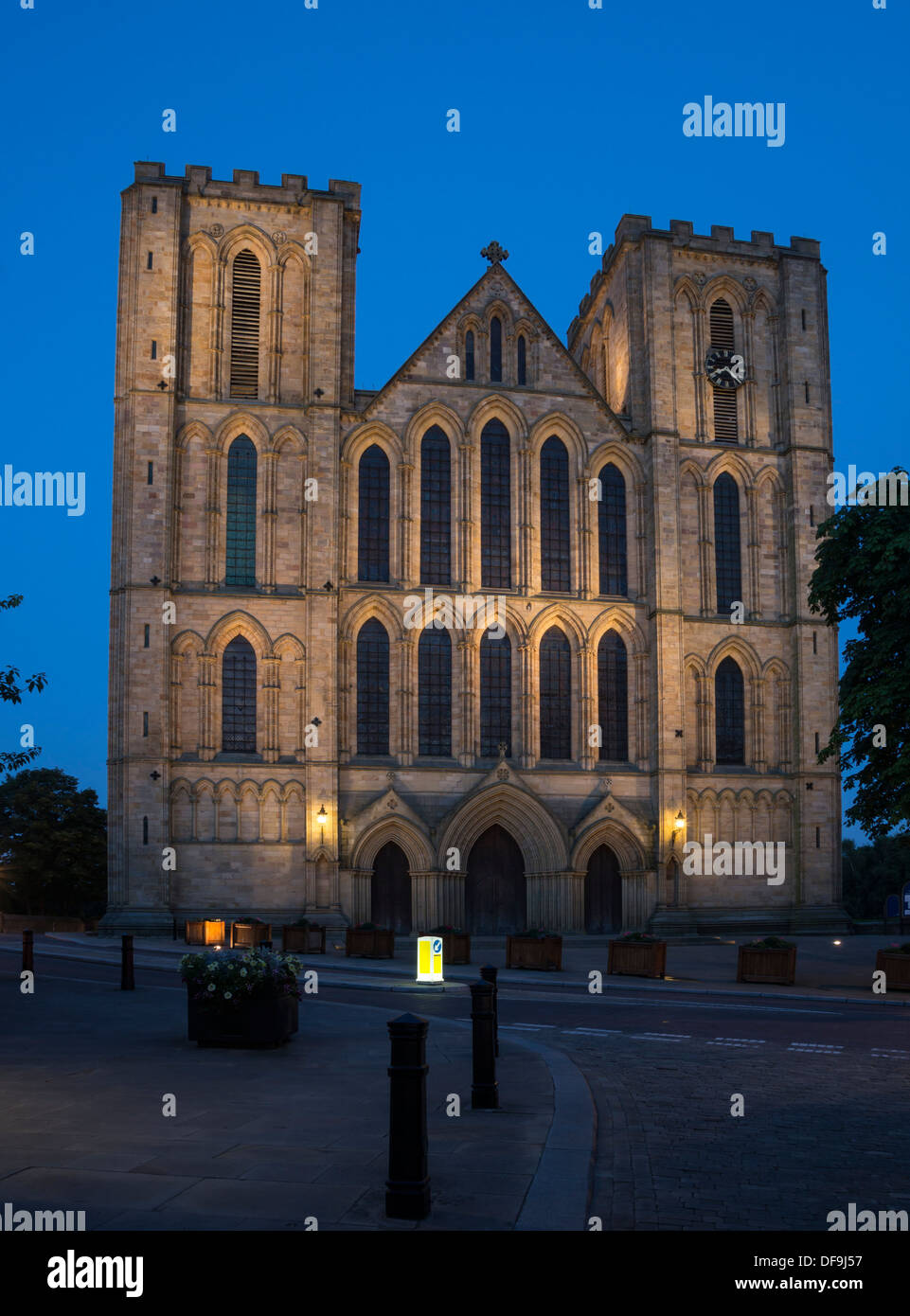 Avant de l'ouest de la cathédrale de Ripon au crépuscule. Yorkshire du Nord. Banque D'Images