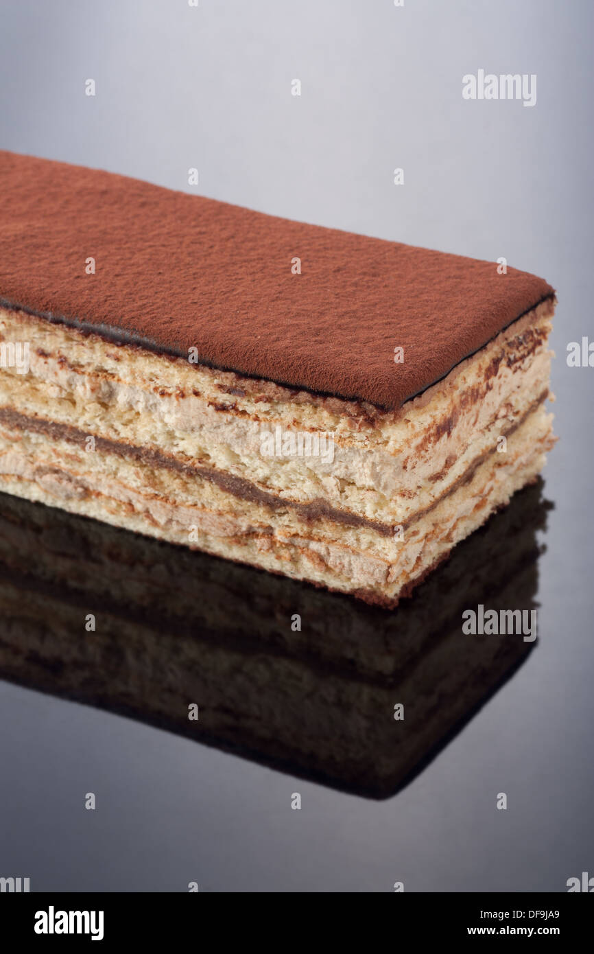 Délicieux gateau opéra sur fond sombre Banque D'Images