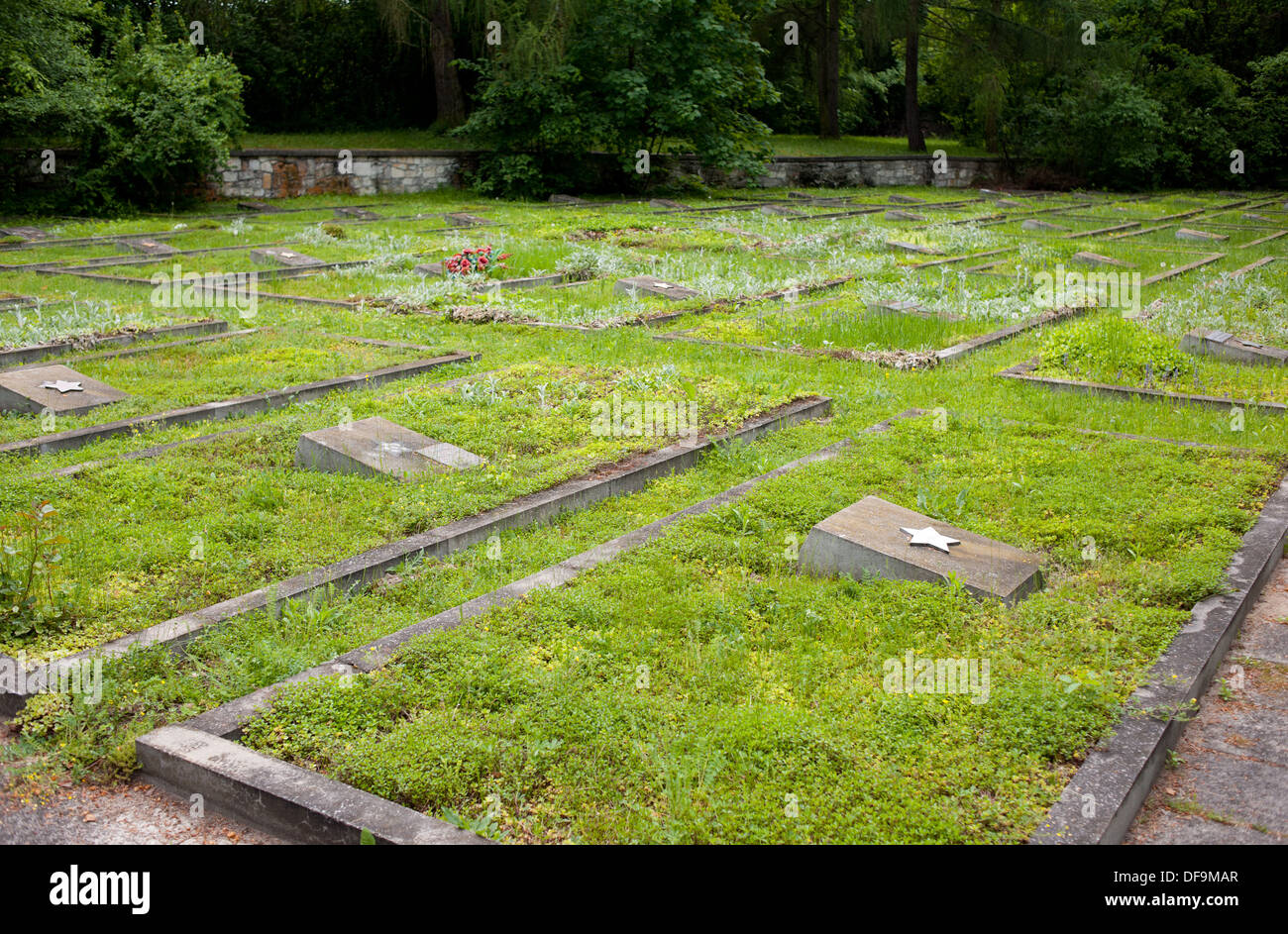 Tombes du cimetière de guerre russe dans une rangée Banque D'Images