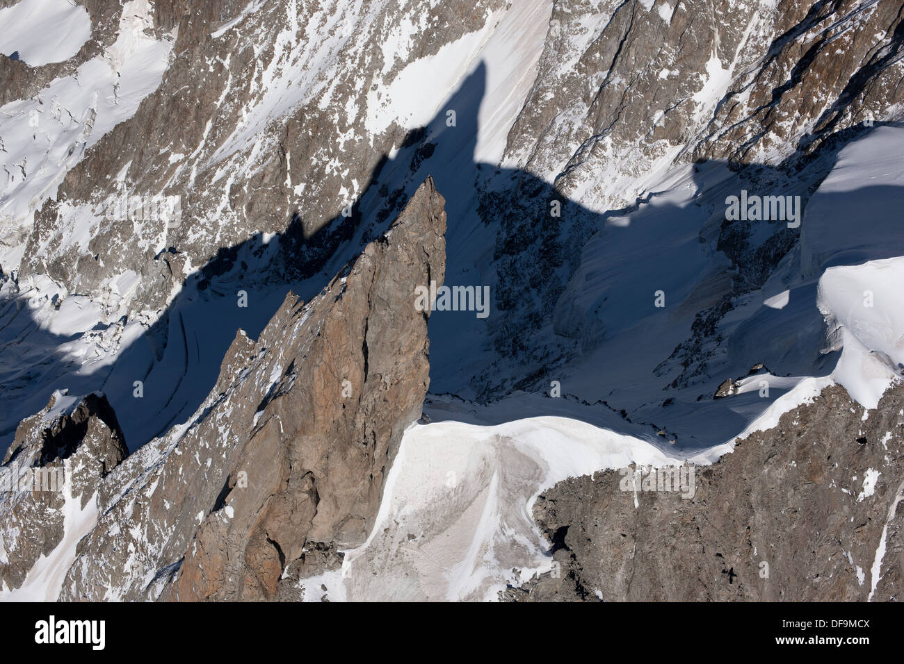 VUE AÉRIENNE.Dent du géant (altitude : 4013 mètres, proéminence : 139 mètres).Chamonix Mont-blanc, France et Courmayeur, Italie. Banque D'Images