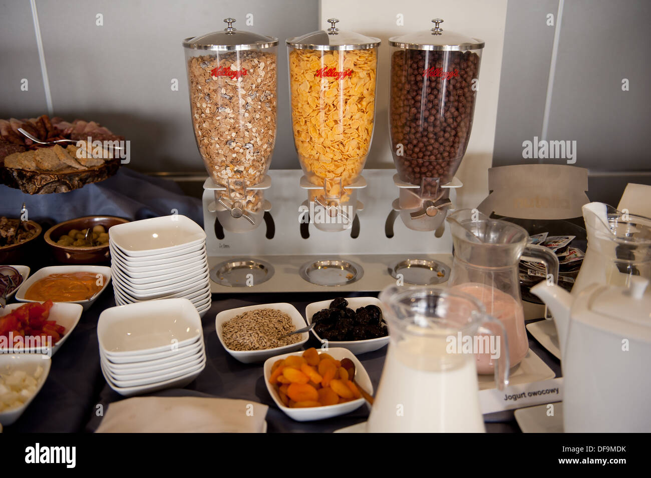 Table de buffet avec des aliments et des boissons prêtes à l'étage, table suédoise Banque D'Images