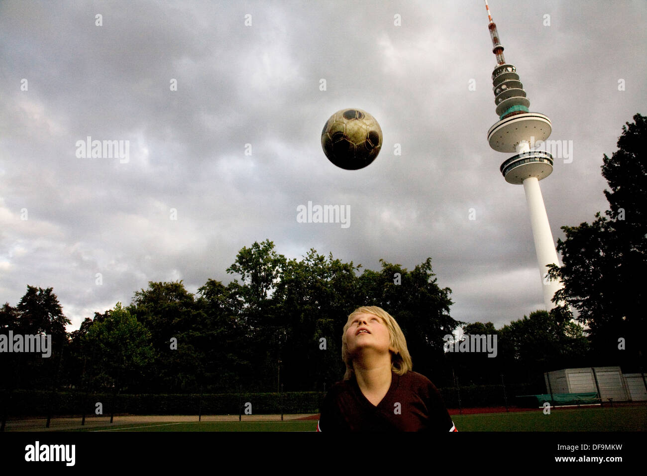 Boy playing soccer Banque D'Images