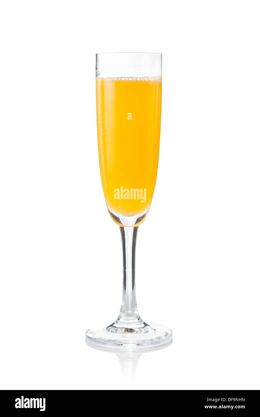 Cocktail Mimosa préparé de manière traditionnelle isolée Banque D'Images