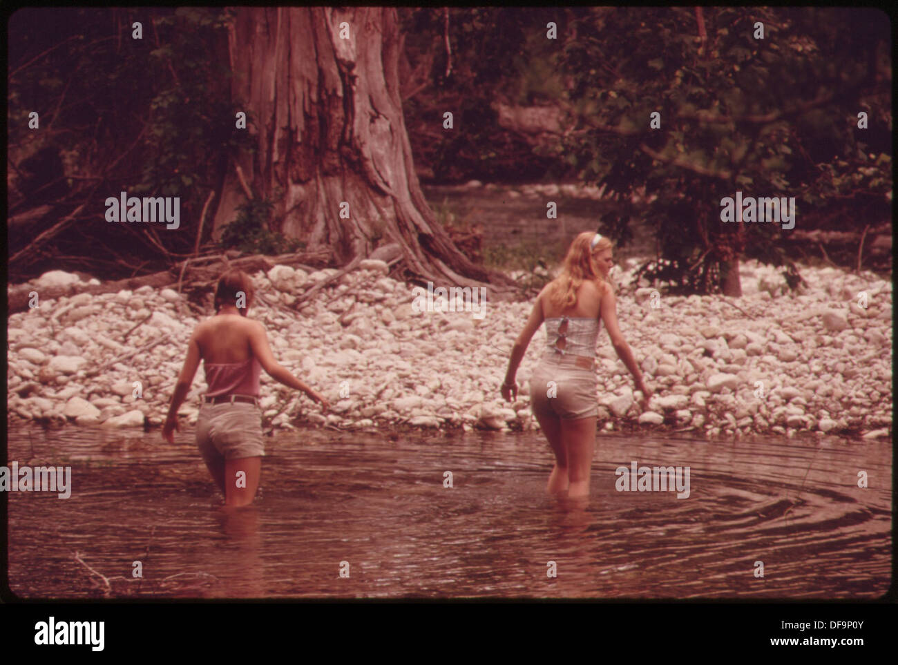 Les adolescentes à gué la rivière FRIO CANYON PRÈS DE LEAKEY TEXAS, TANDIS QUE SUR UNE SORTIE ENTRE AMIS À PROXIMITÉ DE SAN ANTONIO Paysage 554903 Banque D'Images