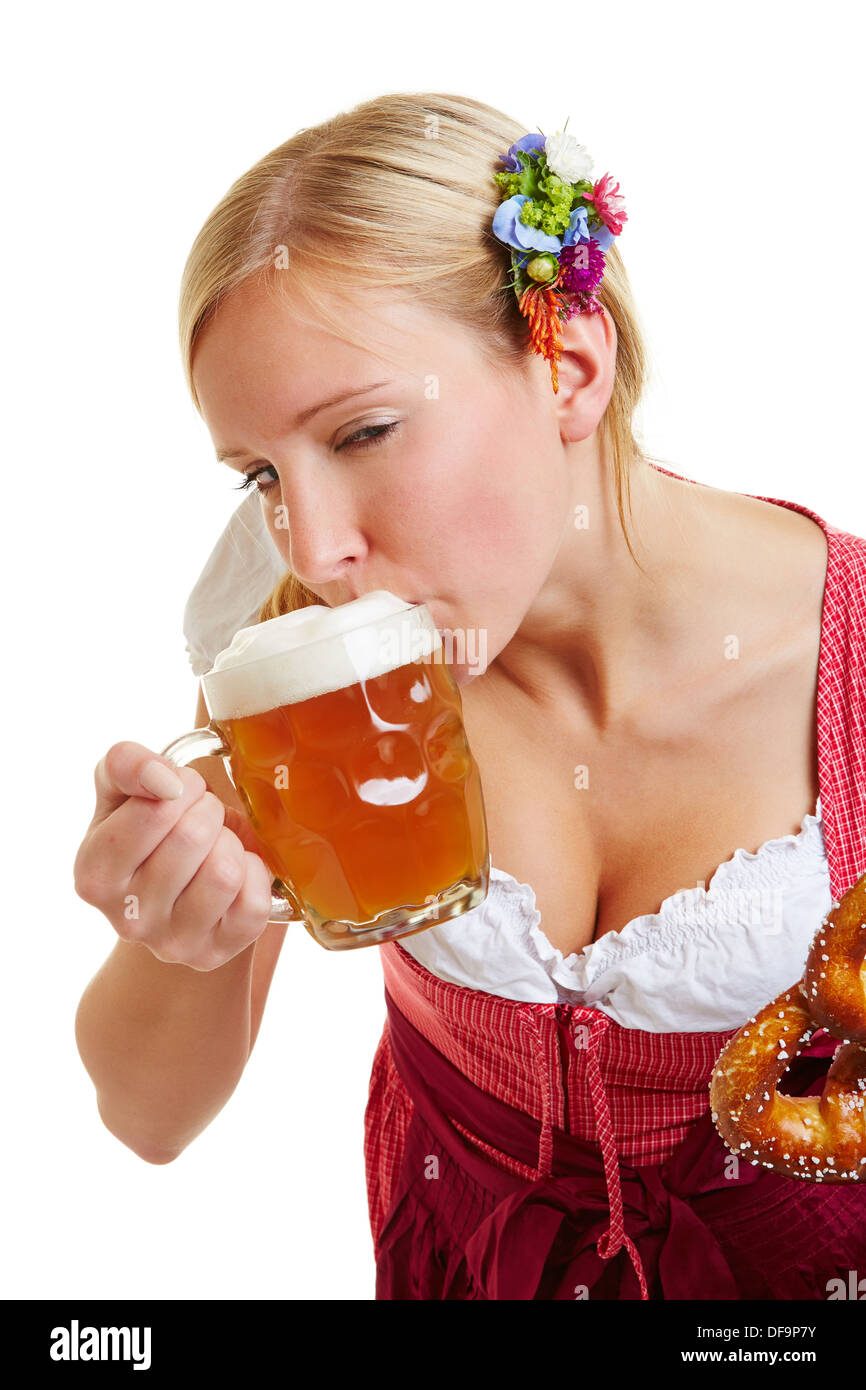 Jeune femme dans un bavarois dirndl boire de la bière Banque D'Images