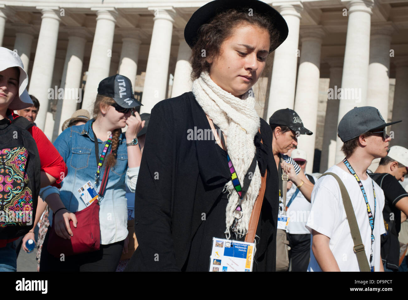 Pèlerins sur la Place Saint-Pierre dans l'audience du Pape François Banque D'Images