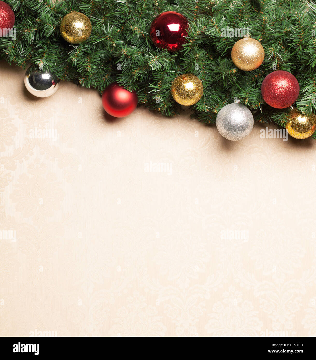 Décoration de Noël avec le sapin et boules rouges sur un papier de couleur de l'eau. Banque D'Images