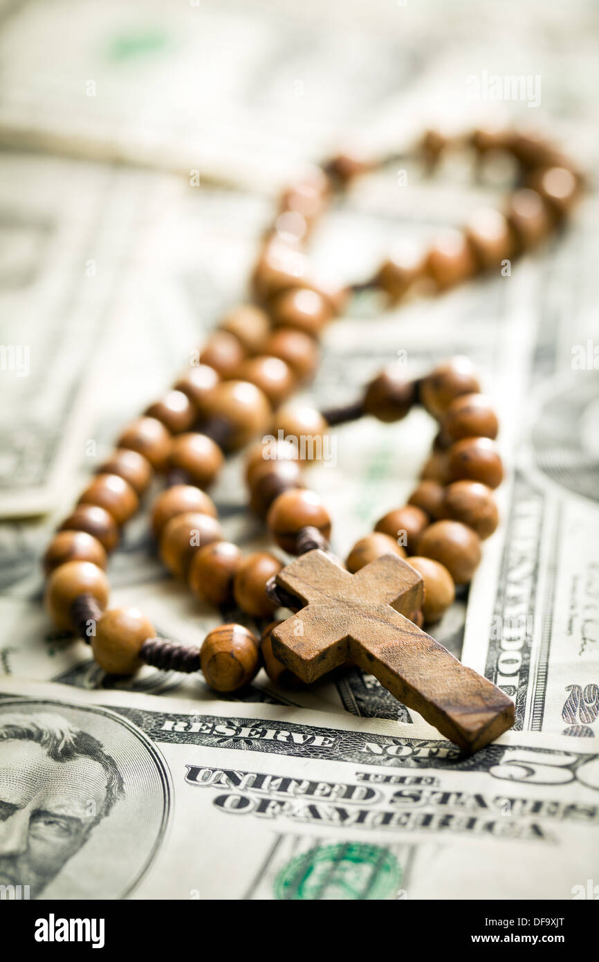 Rosary lying on us dollars backround Banque D'Images
