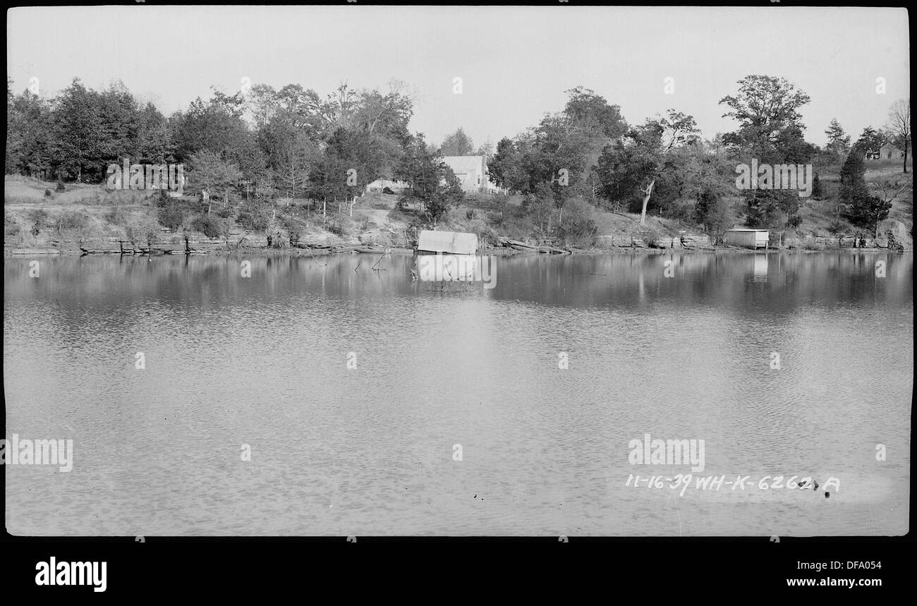 Town Creek, situé au-dessus de River Road, est une voie navigable sereine dans la région, connue pour sa beauté naturelle et son environnement paisible. Banque D'Images