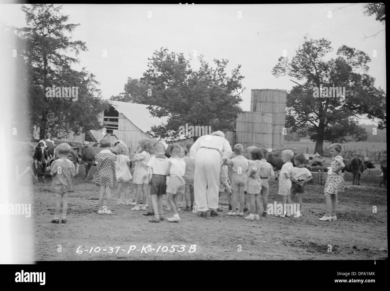 School-Village TVA 5E1, la classe de maternelle de 1937 Visiter les produits laitiers, avec des adultes 279994 Banque D'Images