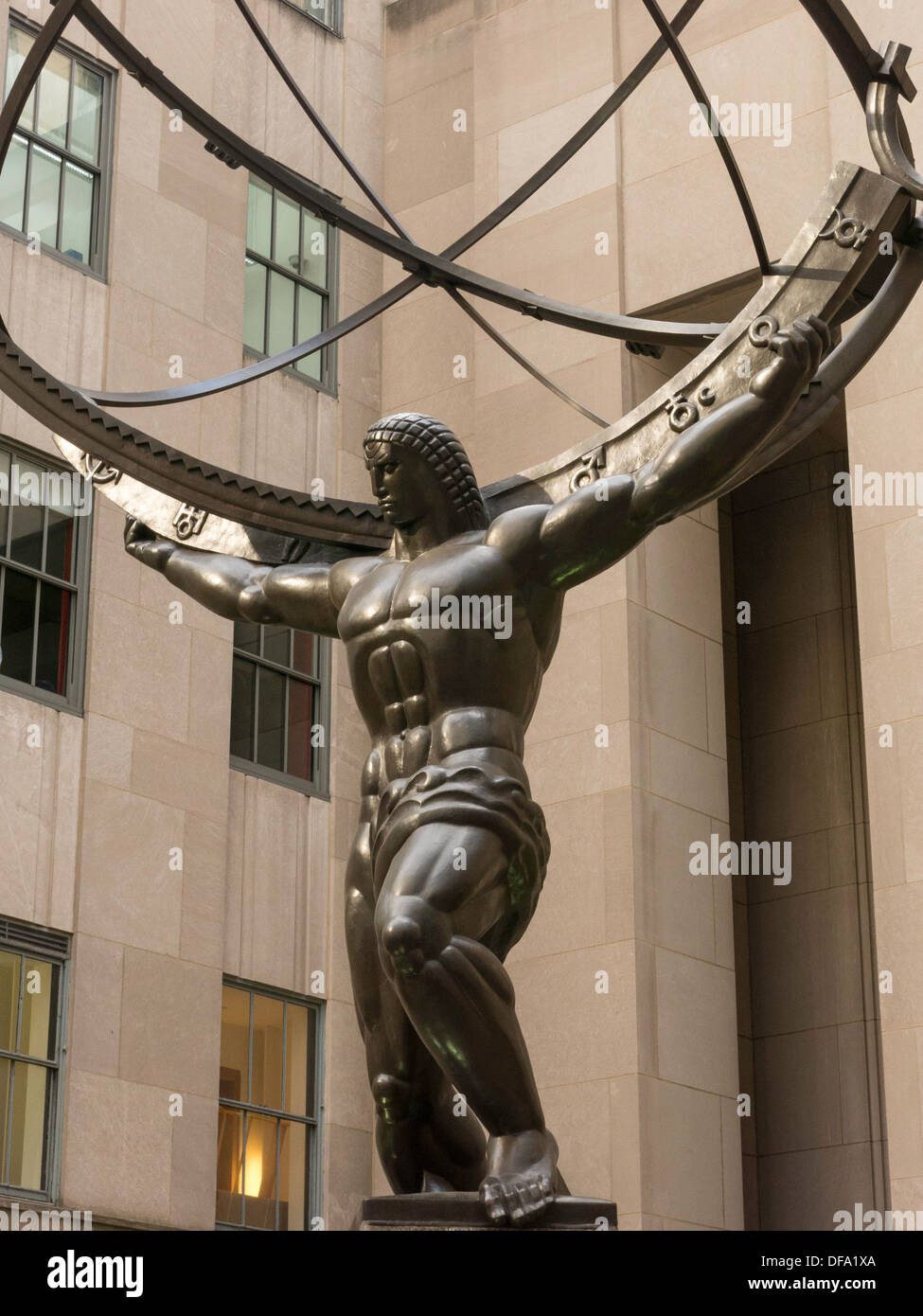 Le grec ancien titan Atlas Holding les cieux Sphère armillaire Bronze Sculpture dans le Rockefeller Center, NEW YORK, USA Banque D'Images