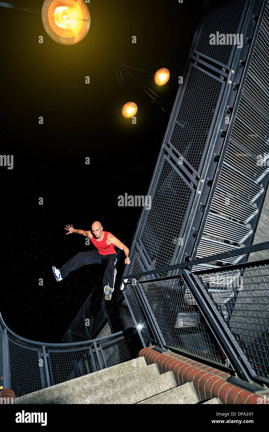 Un jeune homme à la formation parkour dans la ville Banque D'Images